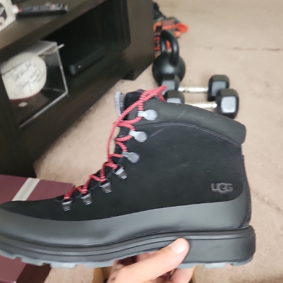 UGG NEVER WORN BILTMORE HIKER Black Boots with Red Laces - Picture 6 of 8